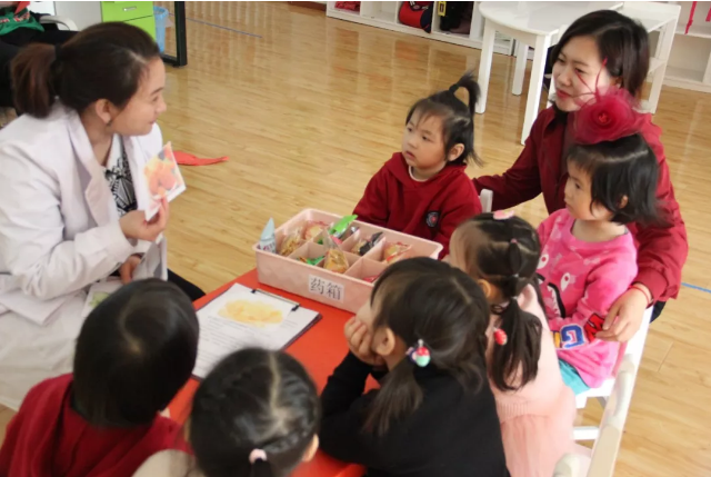 食品安全教育走進力邁中美新疆烏魯木齊國際幼兒園